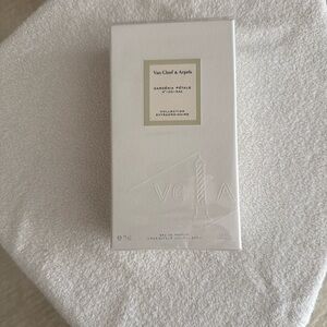 Van Cleef & Arpels Gardenia Petale in Green Box